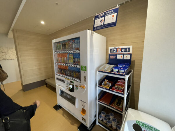 入口横にはだれでも買えるよう自動販売機。そしてボススマートでお菓子も購入できます。