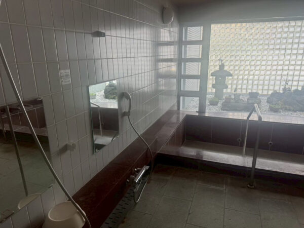 中庭が見える大浴場